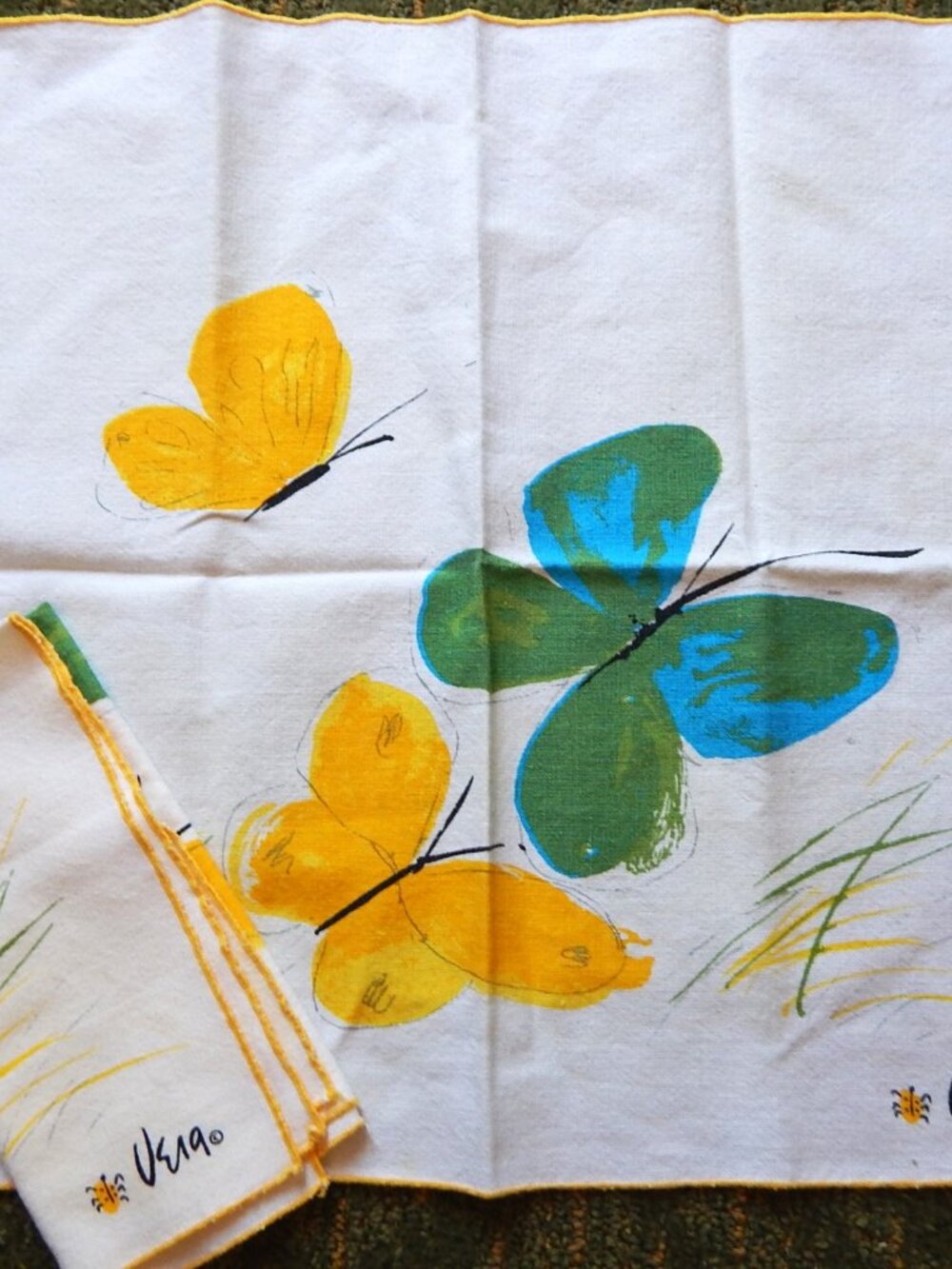 2 Vintage Vera Cotton Napkins - Butterflies -14 1/2" x 16" - Picture 3 of 4